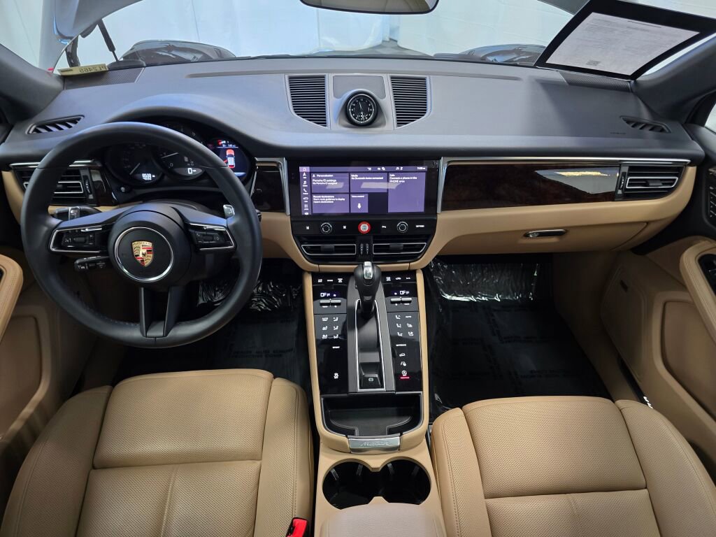 Certified 2025 Porsche Macan image 18