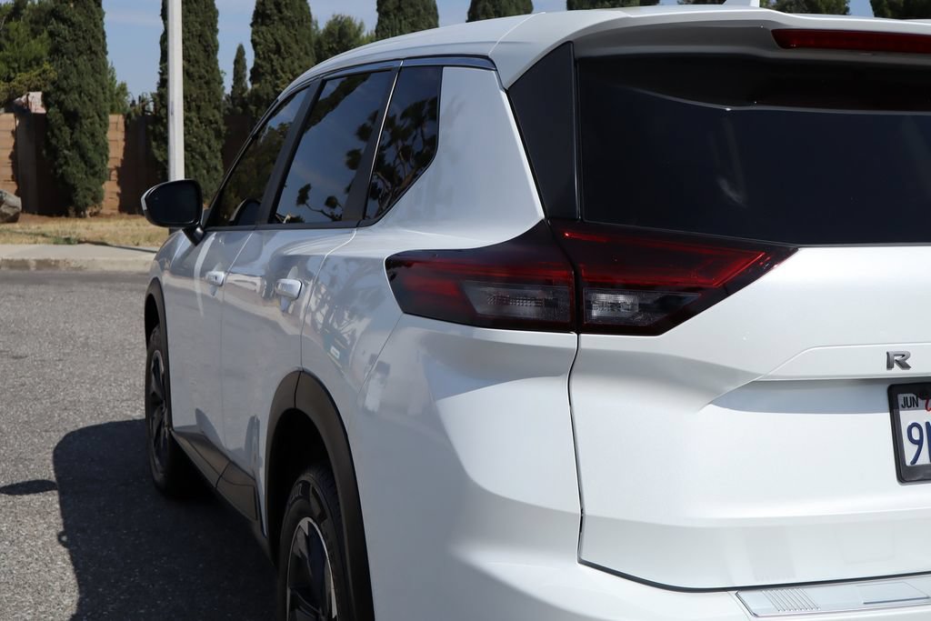 Used 2024 Nissan Rogue SV FWD image 16