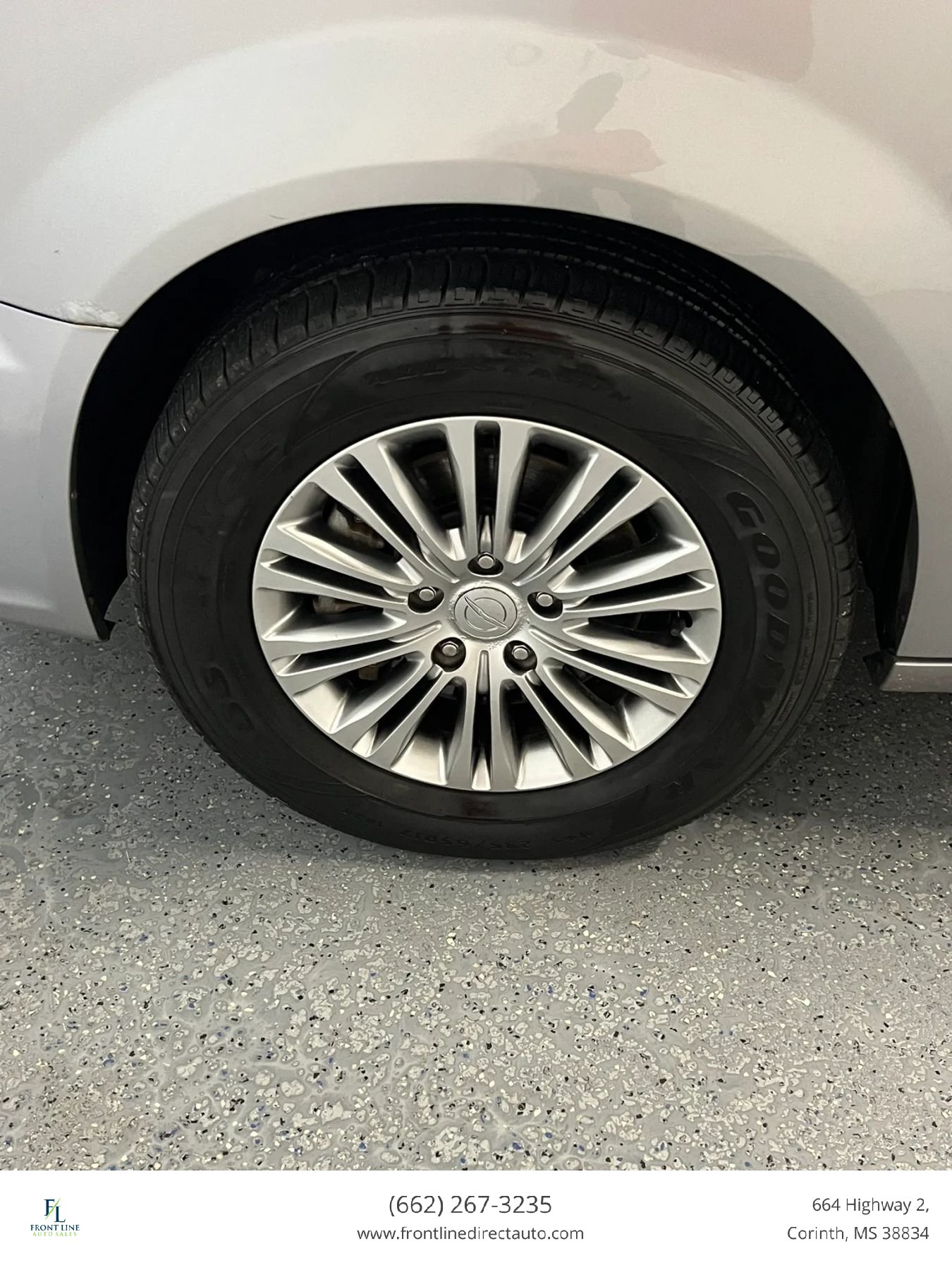 Used 2013 Chrysler Town & Country Touring-L w/ Driver Convenience Group FWD image 9
