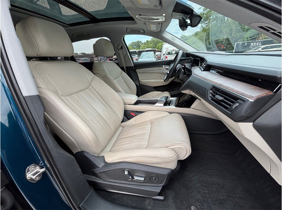 Used 2019 Audi e-tron Prestige w/ Prestige Package AWD/4WD image 46
