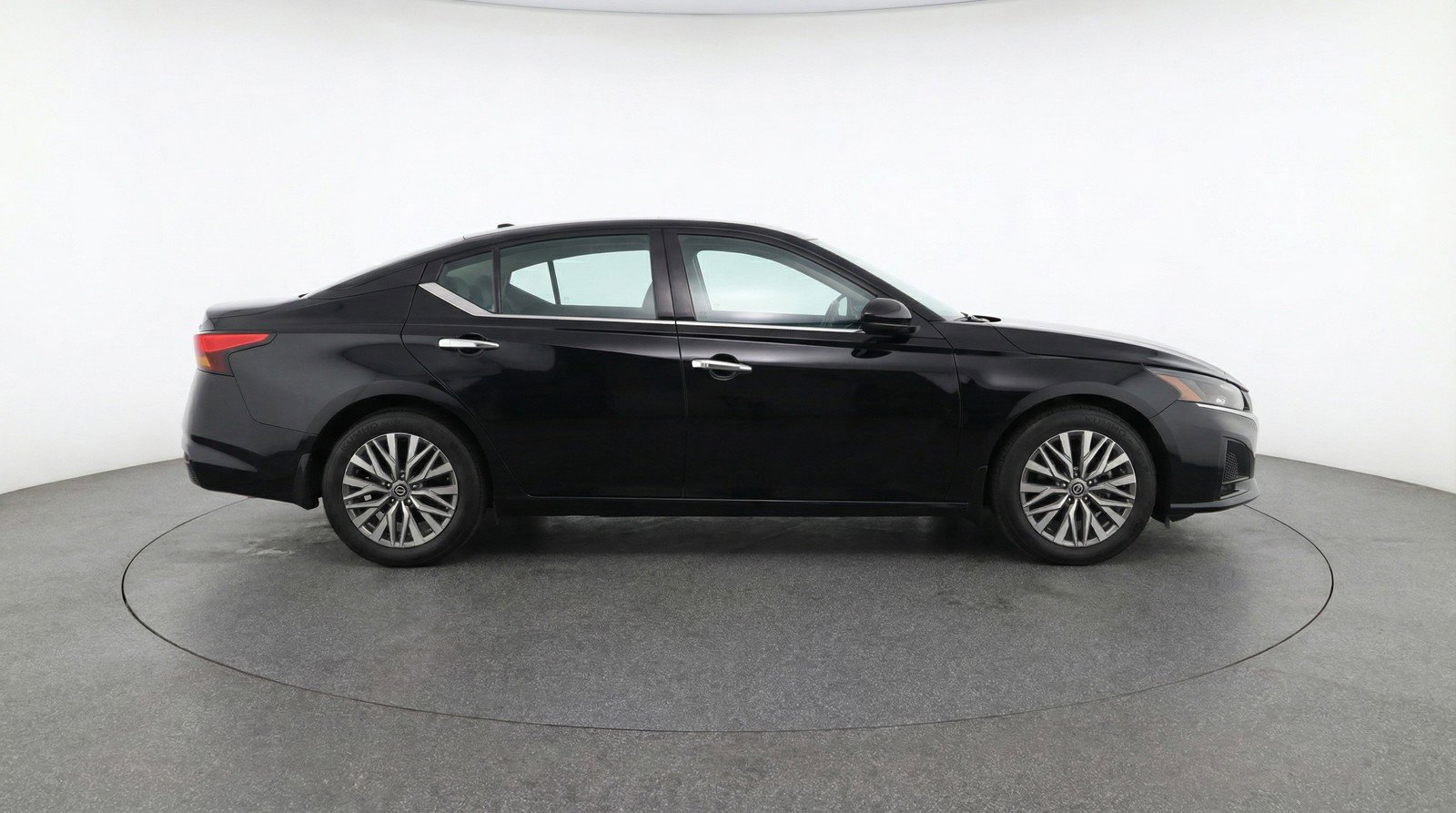 Used 2025 Nissan Altima 2.5 SV FWD image 11