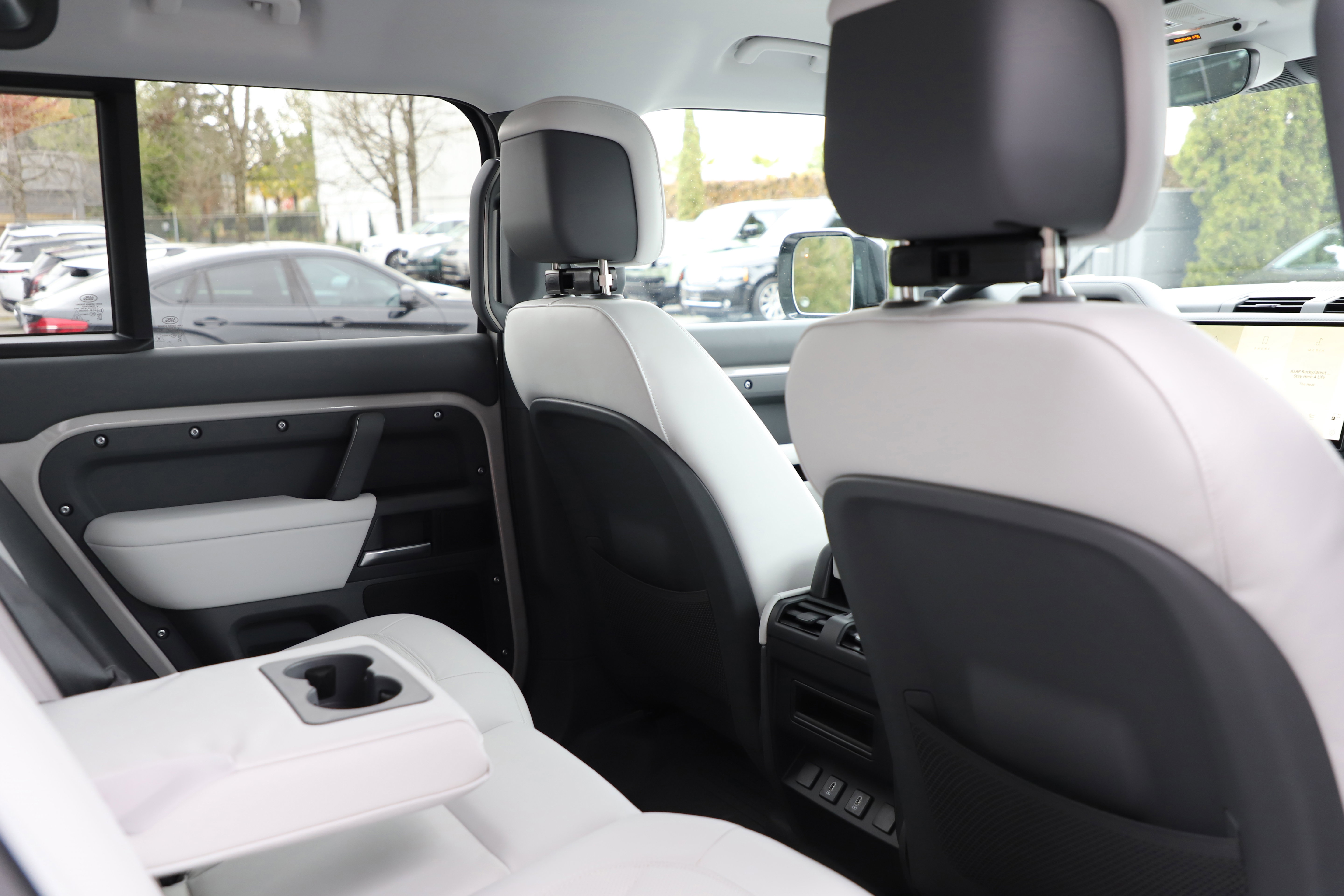 New 2026 Land Rover Defender 110 X-Dynamic SE image 11