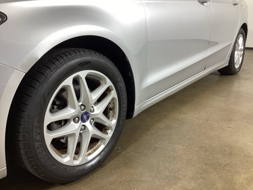 Used 2014 Ford Fusion SE FWD image 2