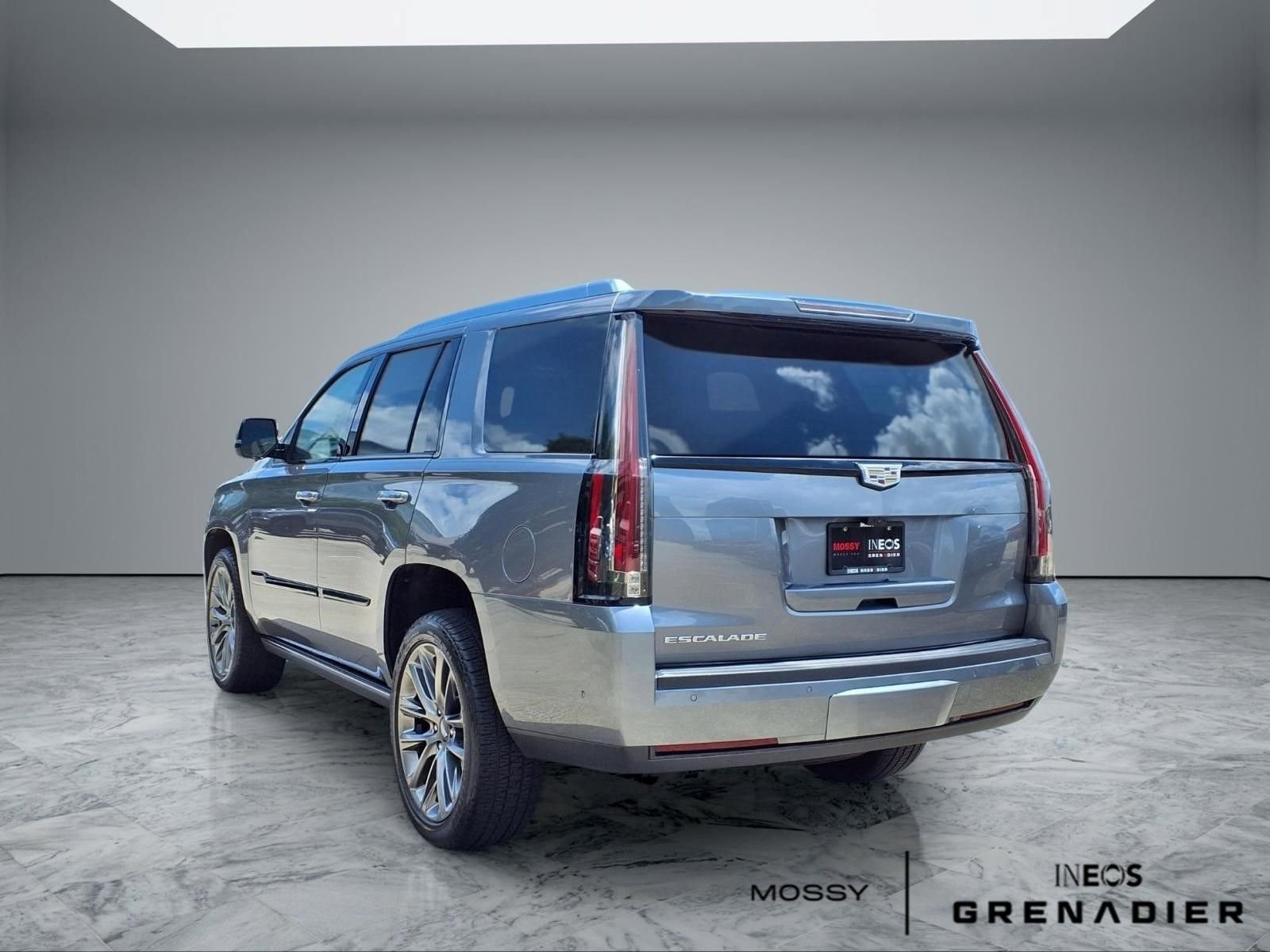 Used 2020 Cadillac Escalade Premium Luxury w/ Escalade Sport Edition AWD/4WD image 2