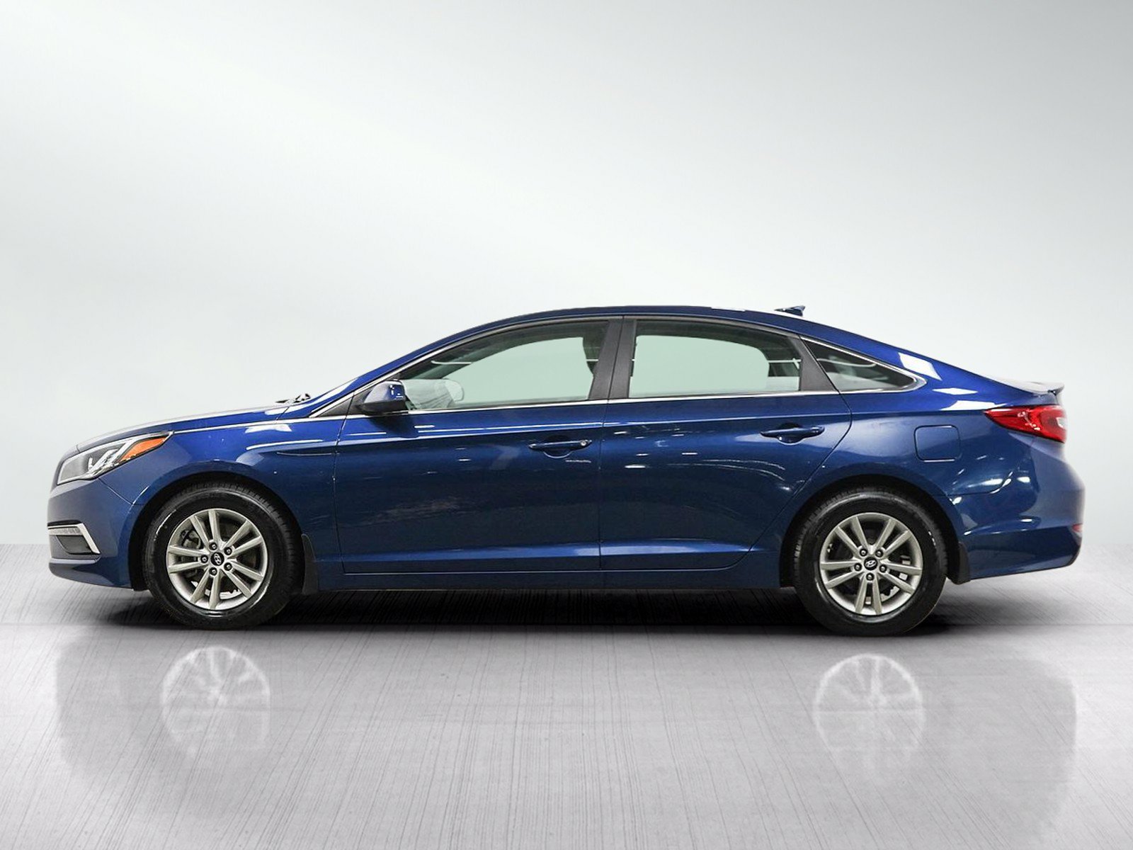 Used 2015 Hyundai Sonata SE w/ Option Group 09 FWD image 2