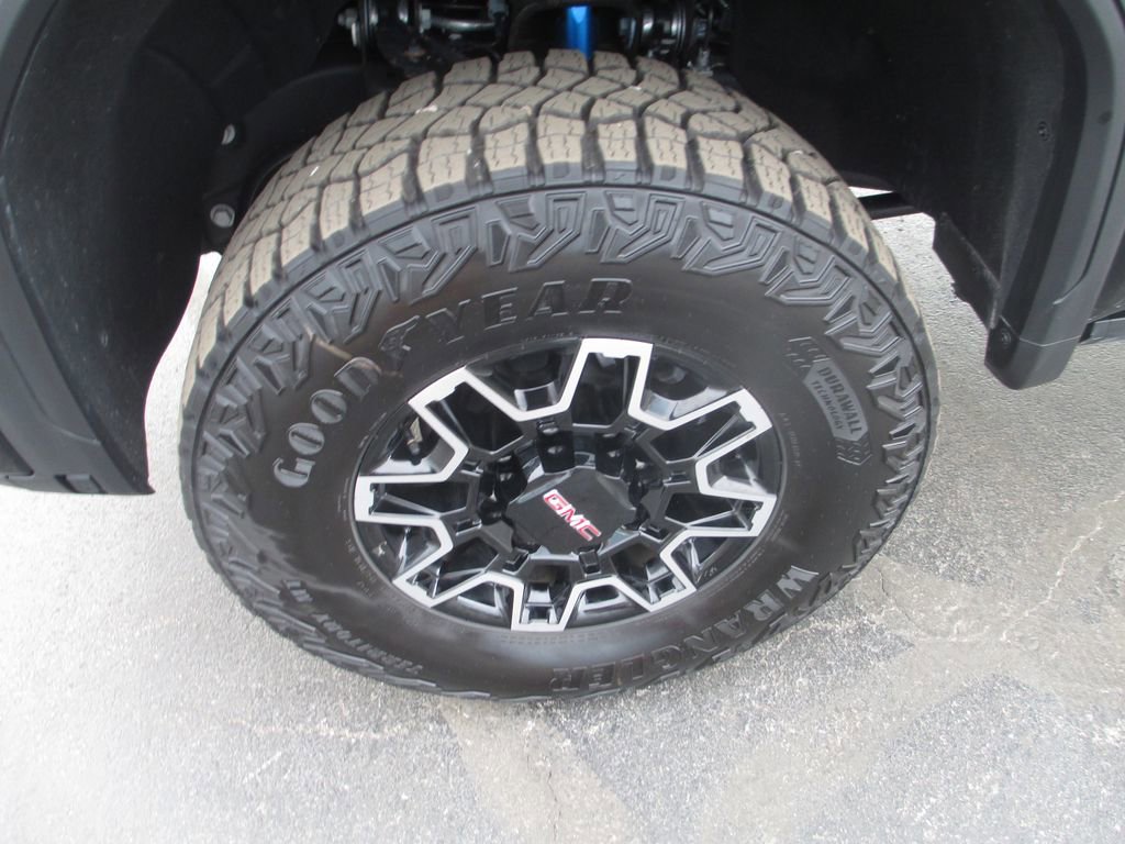 Used 2026 GMC Sierra 2500 AT4X w/ LPO, Black Badging Package AWD/4WD image 16
