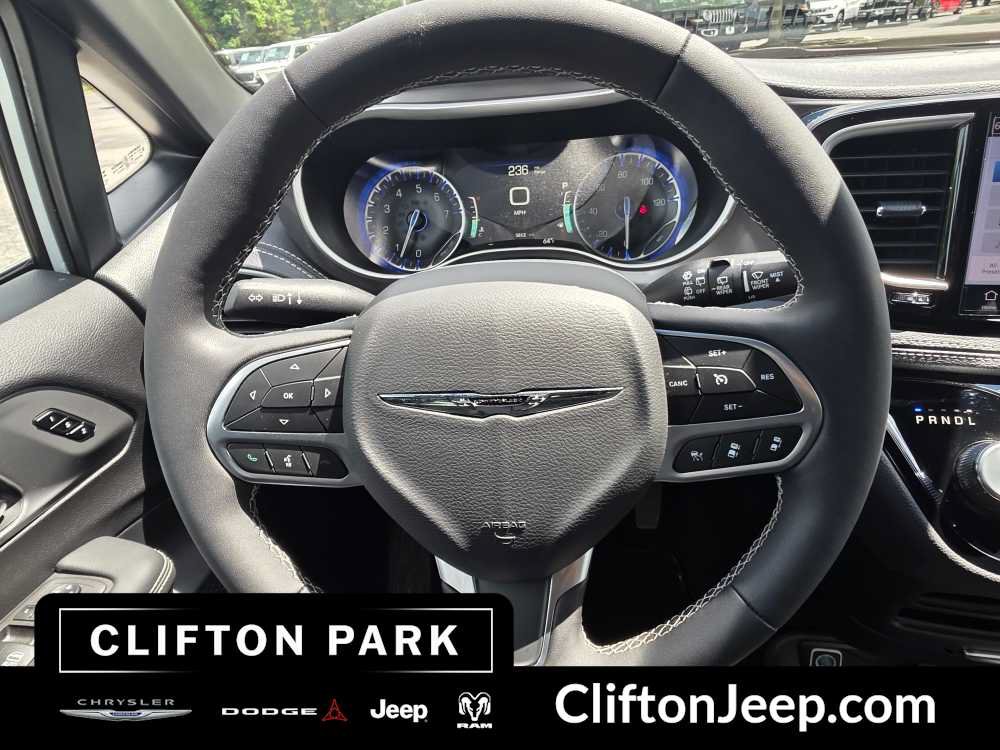 Used 2026 Chrysler Pacifica Select FWD image 20
