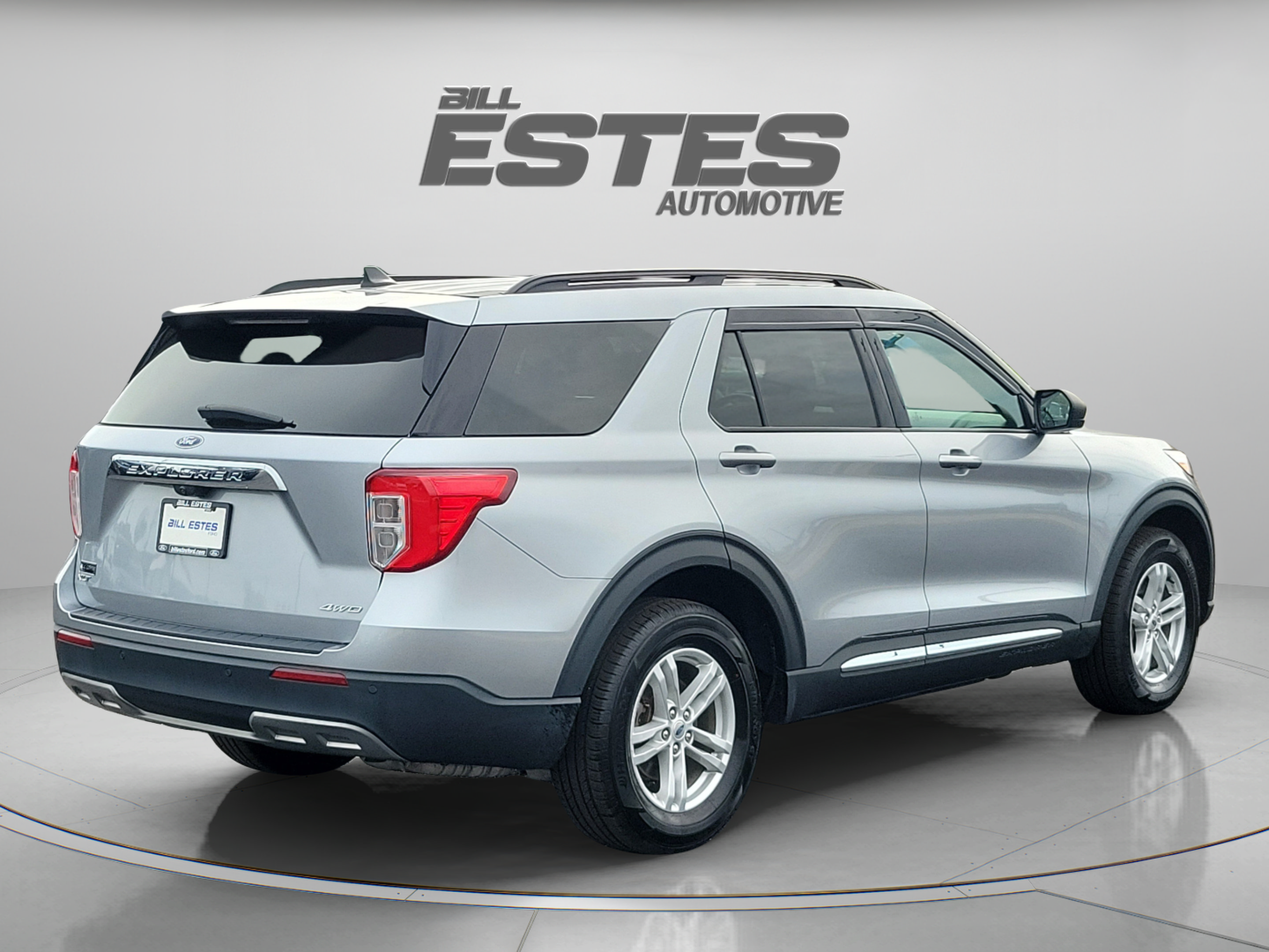 Used 2022 Ford Explorer XLT w/ Equipment Group 202A AWD/4WD image 4