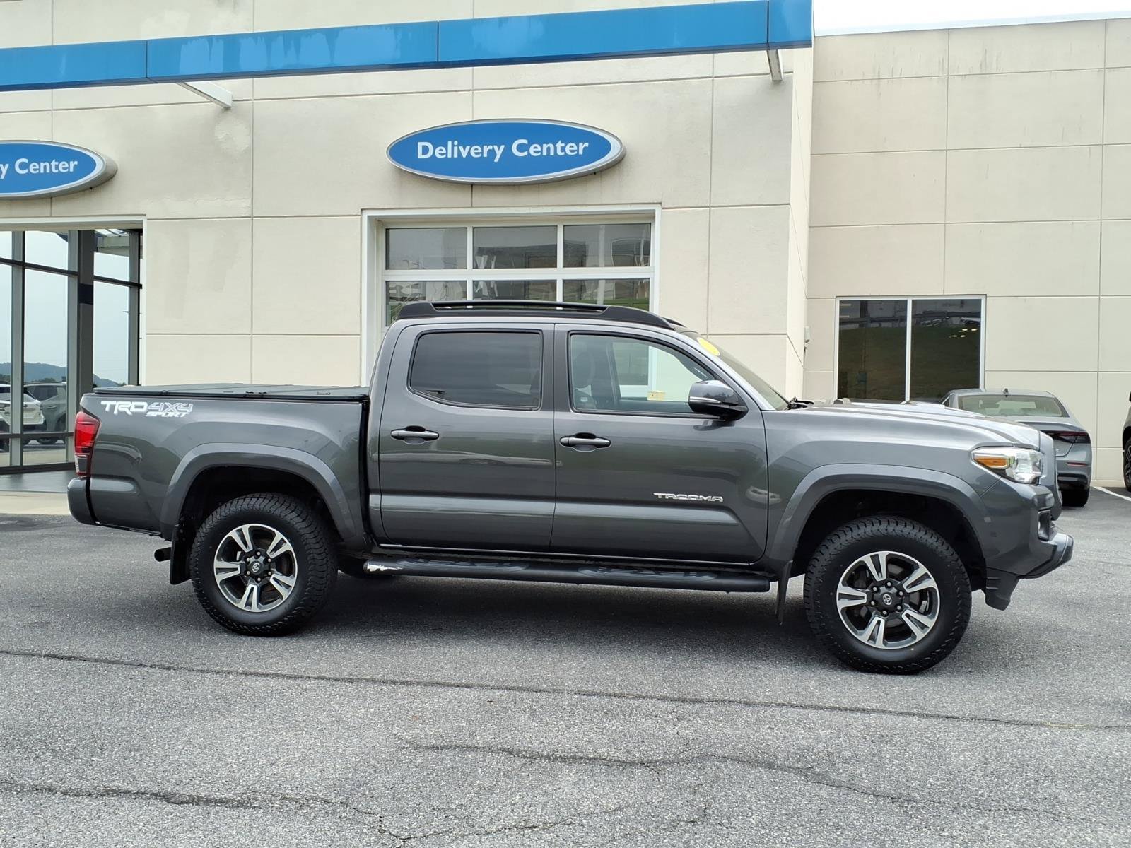 Used 2019 Toyota Tacoma TRD Sport AWD/4WD image 2