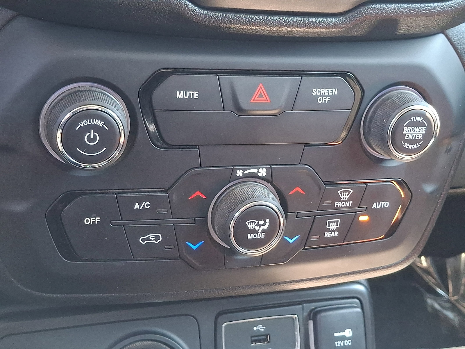 Used 2018 Jeep Renegade Latitude w/ Cold Weather Group AWD/4WD image 15