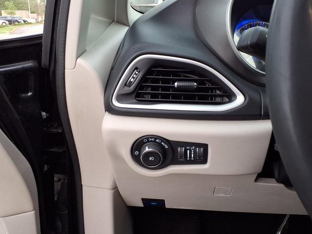 Used 2024 Chrysler Pacifica Touring-L FWD image 11