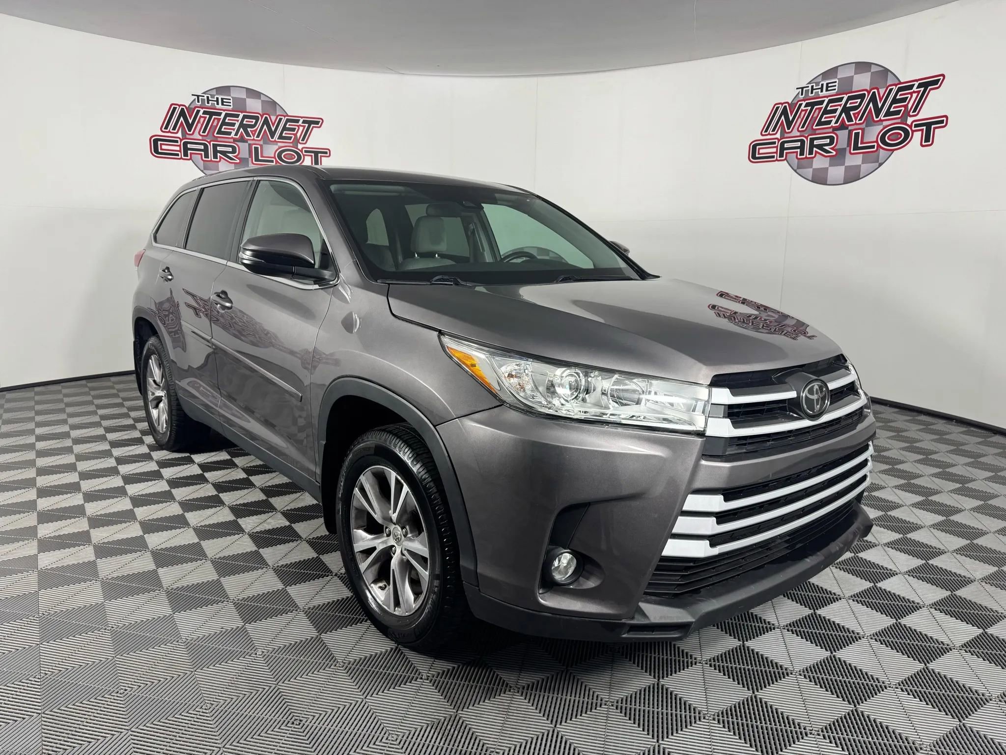 Used 2019 Toyota Highlander LE AWD/4WD image 9