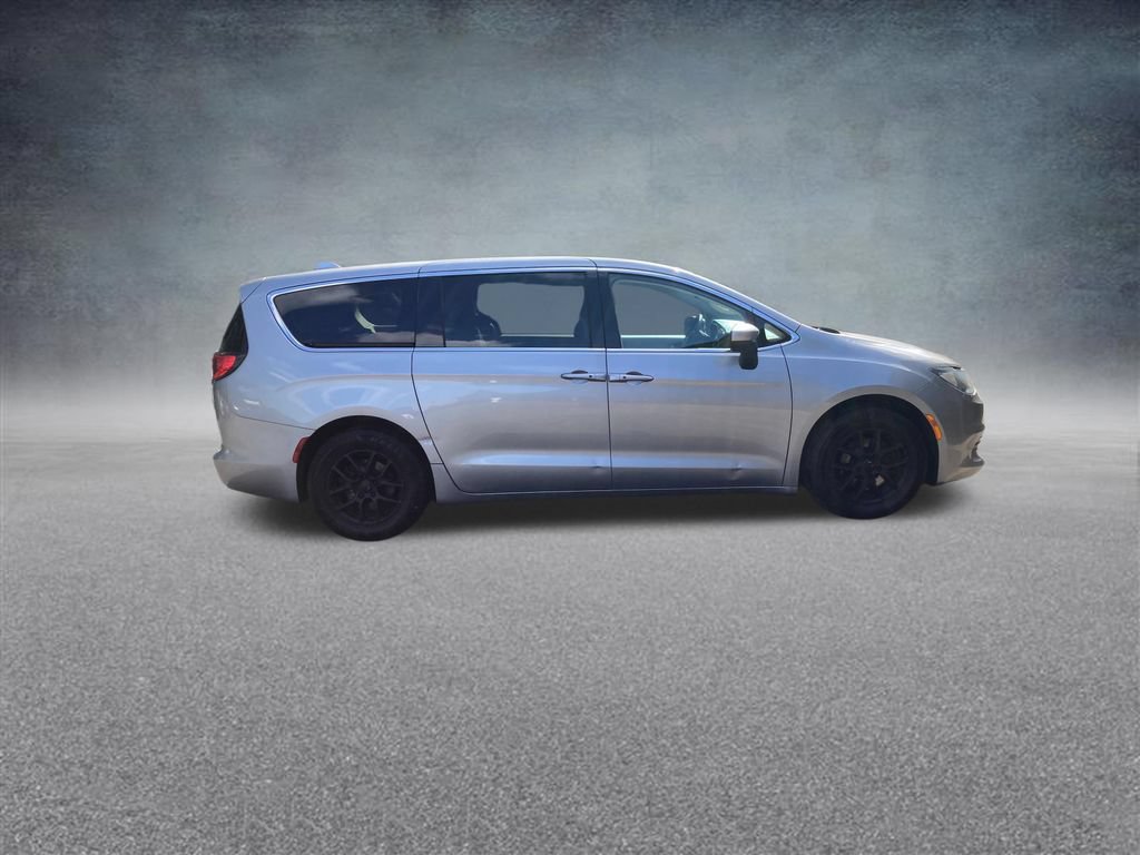 Used 2017 Chrysler Pacifica Touring FWD image 9