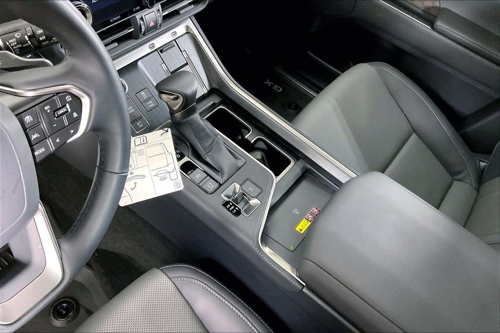 Used 2025 Lexus GX 550 w/ Accessory Package (2T) image 18