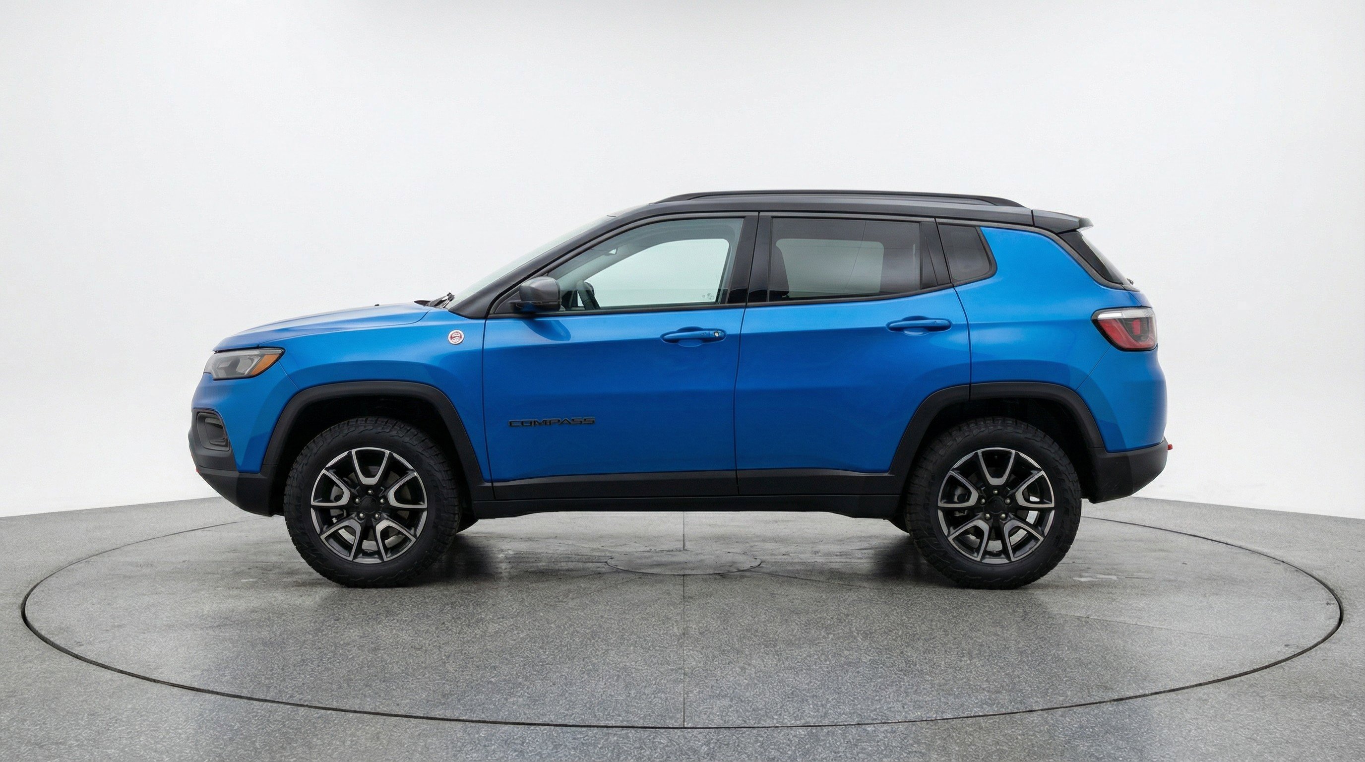 Used 2025 Jeep Compass Trailhawk AWD/4WD image 5