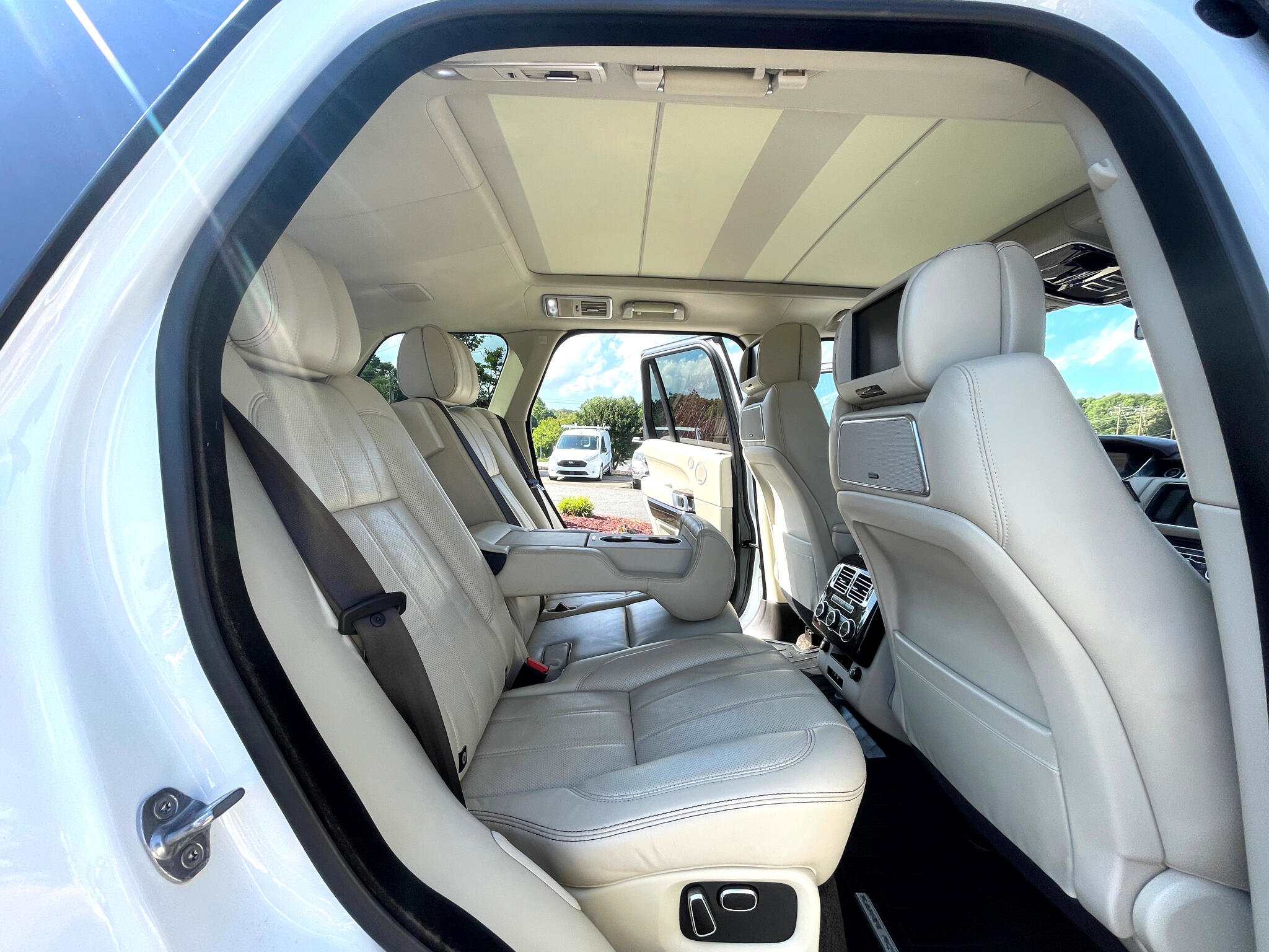 Used 2015 Land Rover Range Rover Autobiography image 23