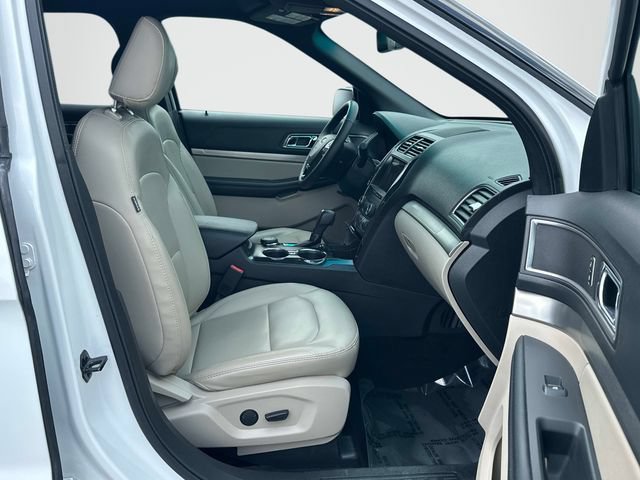 Used 2019 Ford Explorer XLT w/ Equipment Group 202A AWD/4WD image 20