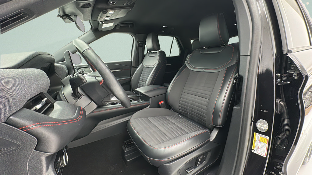 Used 2025 Ford Explorer ST-Line w/ ST-Line Street Pack AWD/4WD image 13