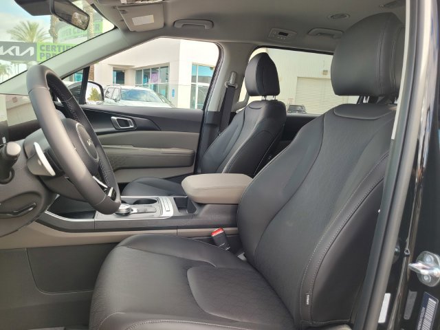 New 2026 Kia Carnival LXS FWD image 9