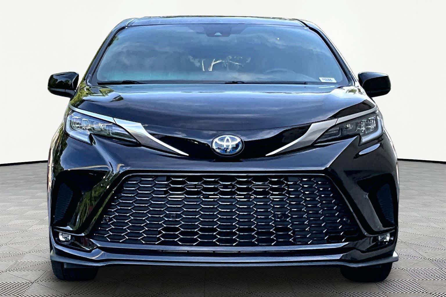 Certified 2024 Toyota Sienna XSE FWD image 4