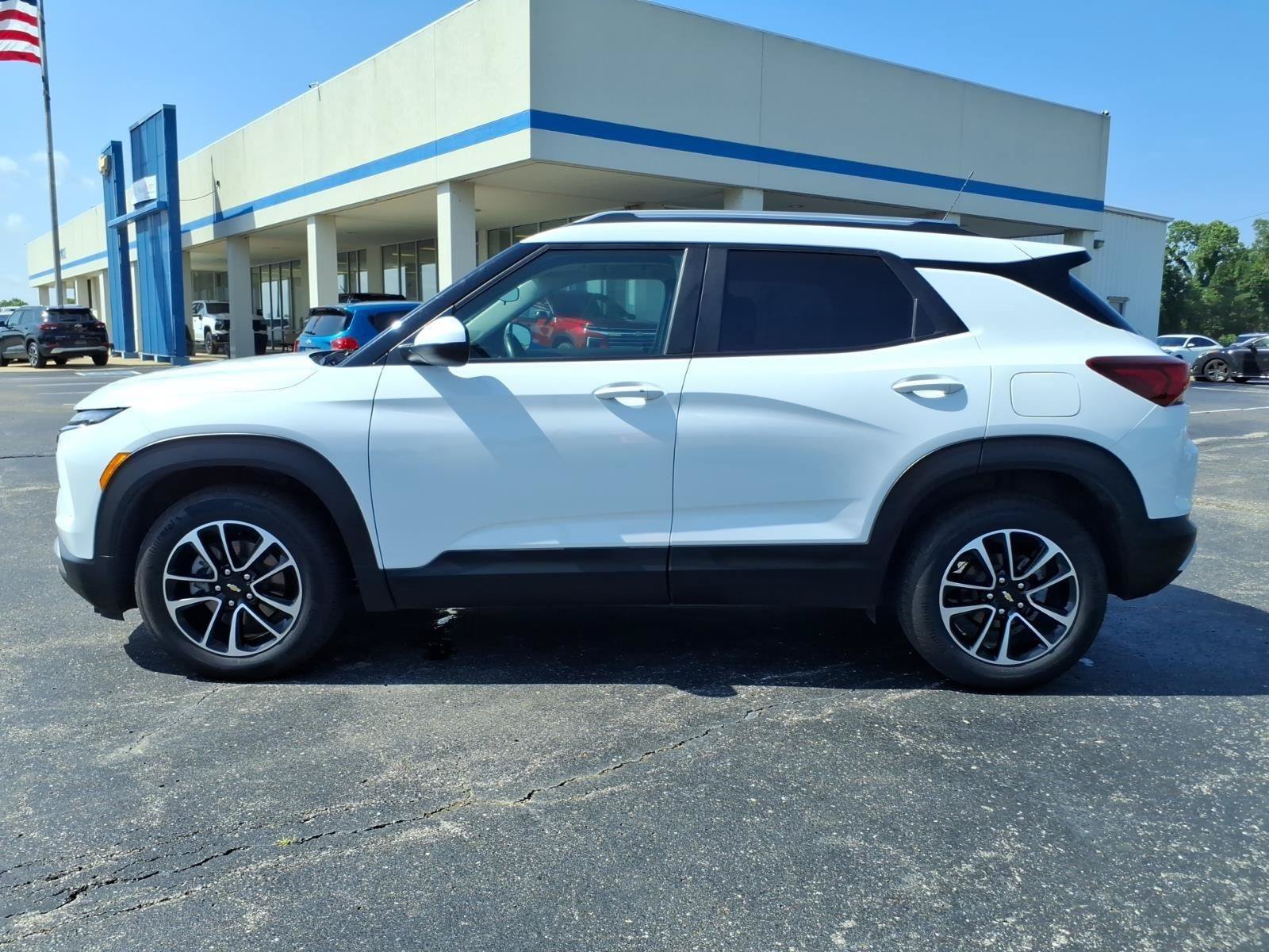 Used 2024 Chevrolet TrailBlazer LT w/ LT Cold Weather Package FWD image 3