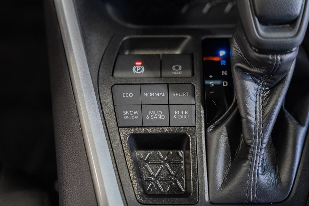 Used 2025 Toyota RAV4 XLE AWD/4WD image 22