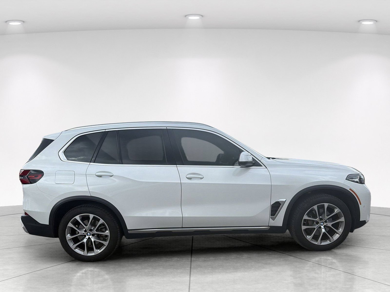 Used 2024 BMW X5 xDrive40i w/ Parking Assistance Package AWD/4WD image 3