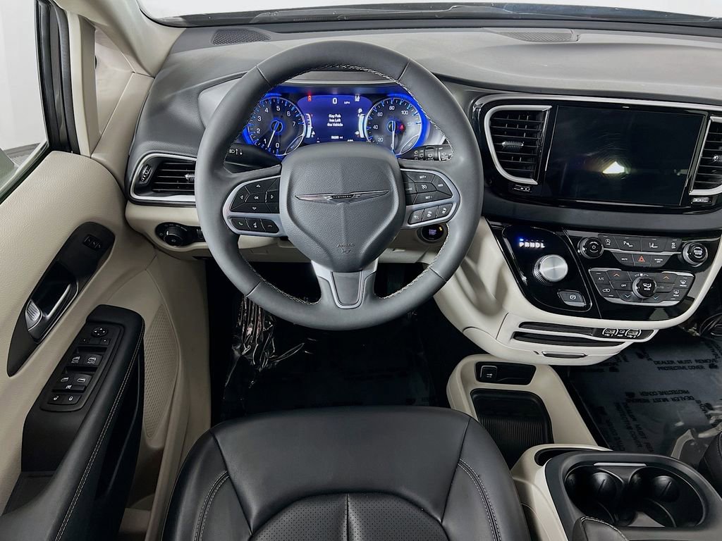 Used 2023 Chrysler Pacifica Touring-L FWD image 19