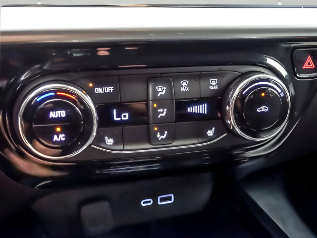 Used 2025 Chevrolet Trax LT w/ LT Convenience Package FWD image 19