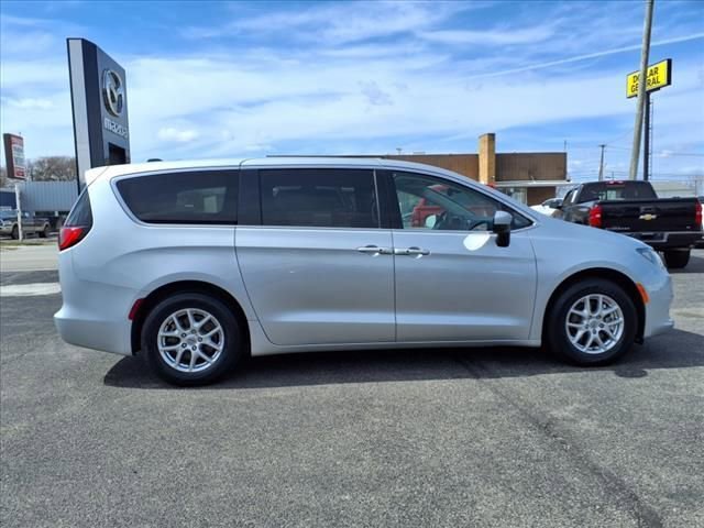Used 2023 Chrysler Voyager LX image 5