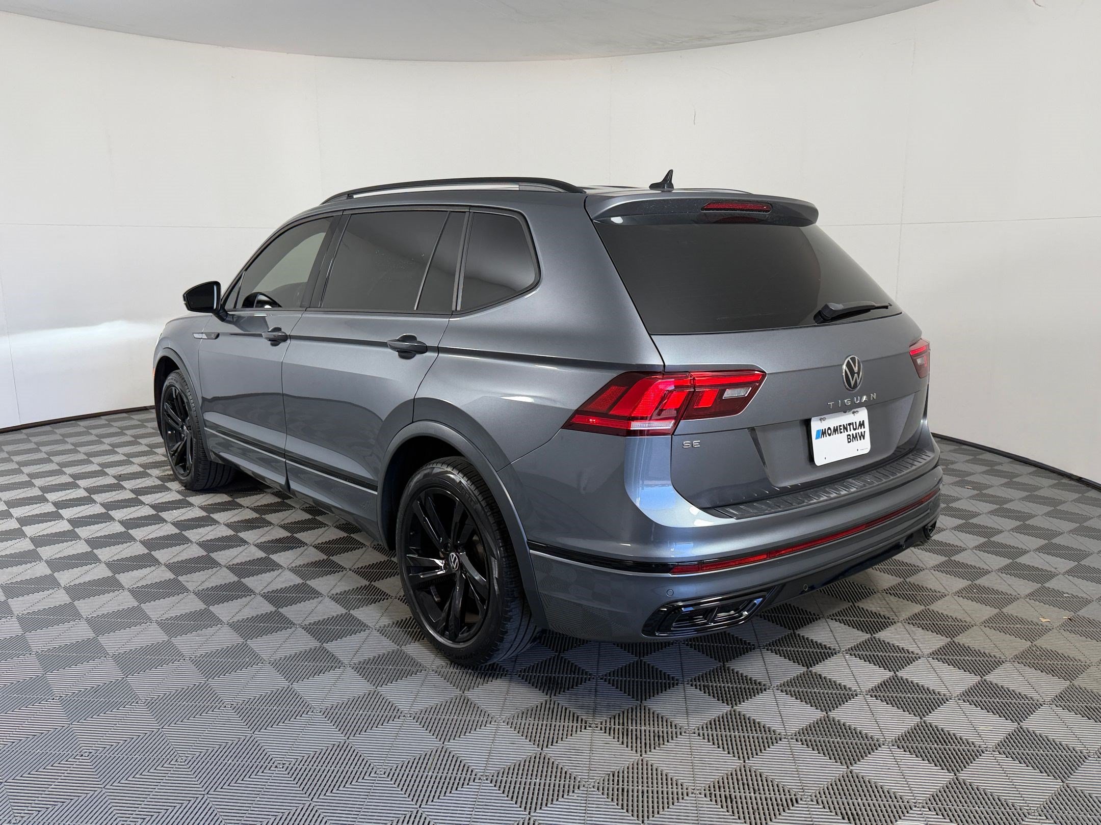 Used 2023 Volkswagen Tiguan SE R-Line FWD image 3