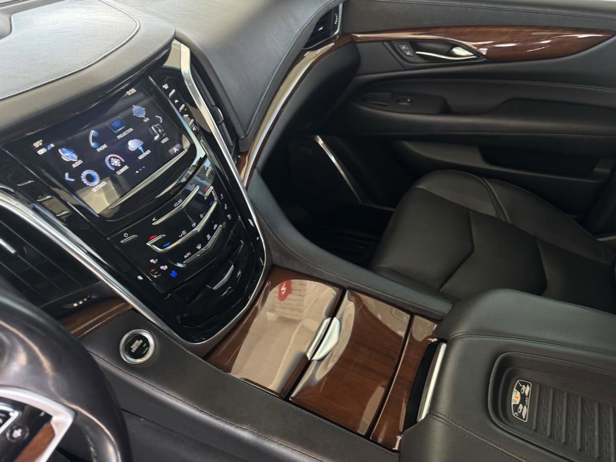 Used 2019 Cadillac Escalade ESV Premium Luxury AWD/4WD image 16