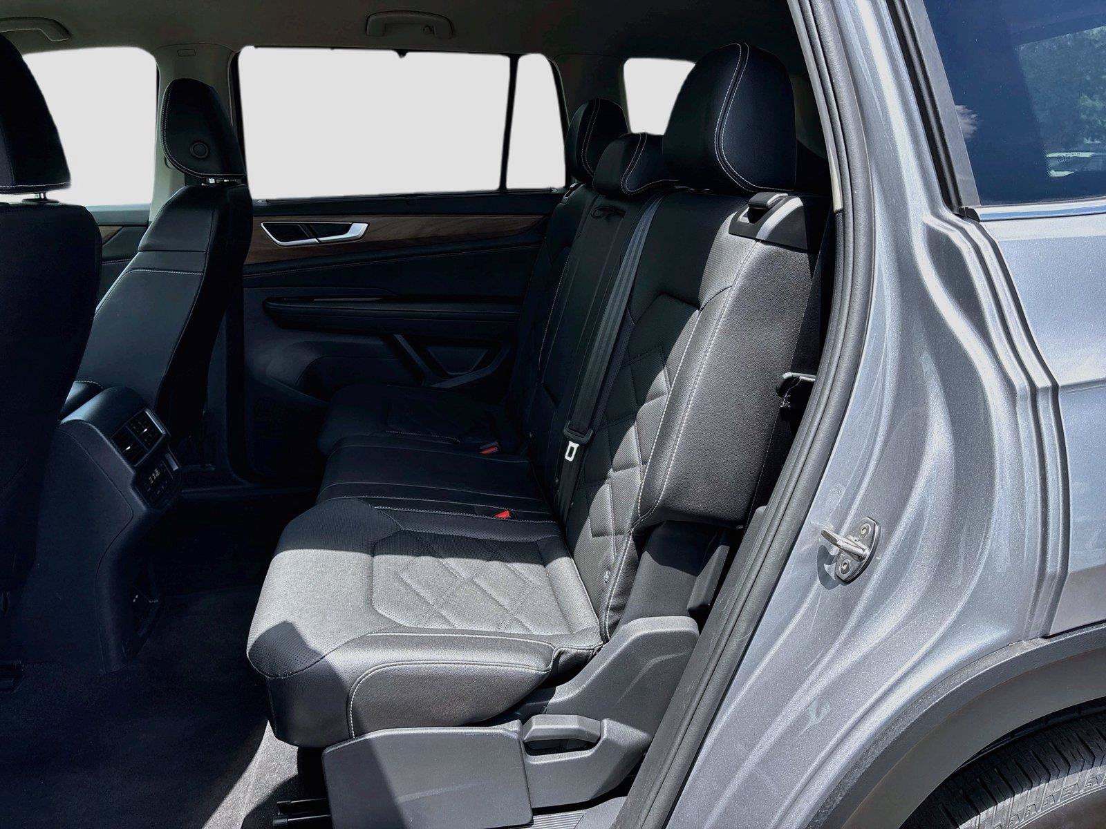 Used 2025 Volkswagen Atlas SE FWD image 23