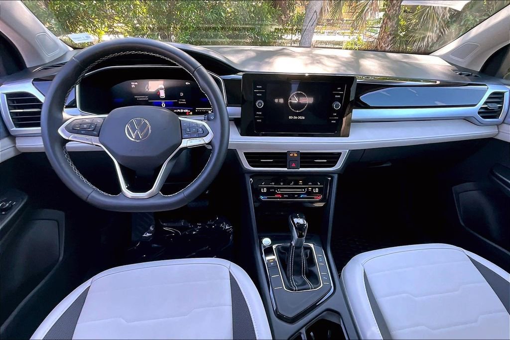 Certified 2025 Volkswagen Taos SE w/ Panoramic Sunroof Package image 3