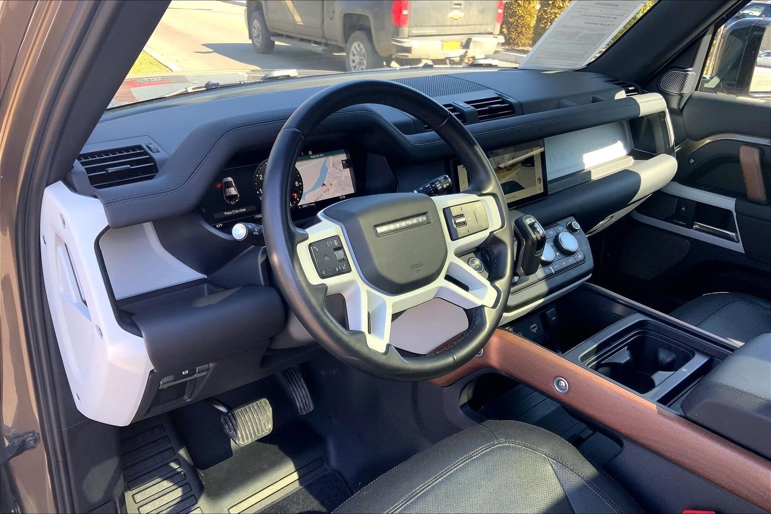 Used 2024 Land Rover Defender 110 X-Dynamic SE image 17