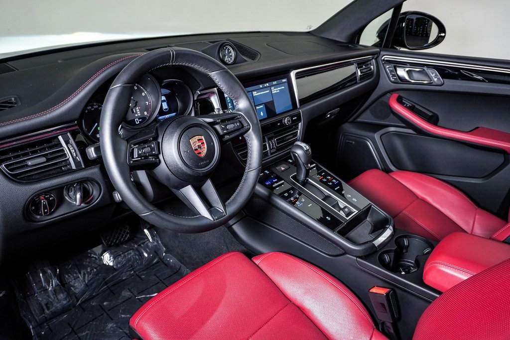 Certified 2025 Porsche Macan image 4