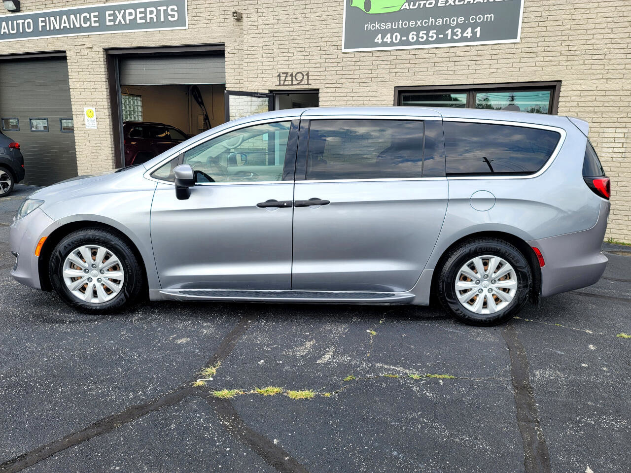Used 2020 Chrysler Voyager L image 7