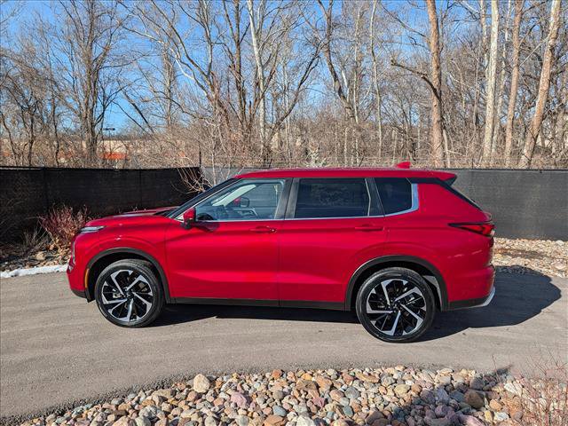 Used 2024 Mitsubishi Outlander SE image 2