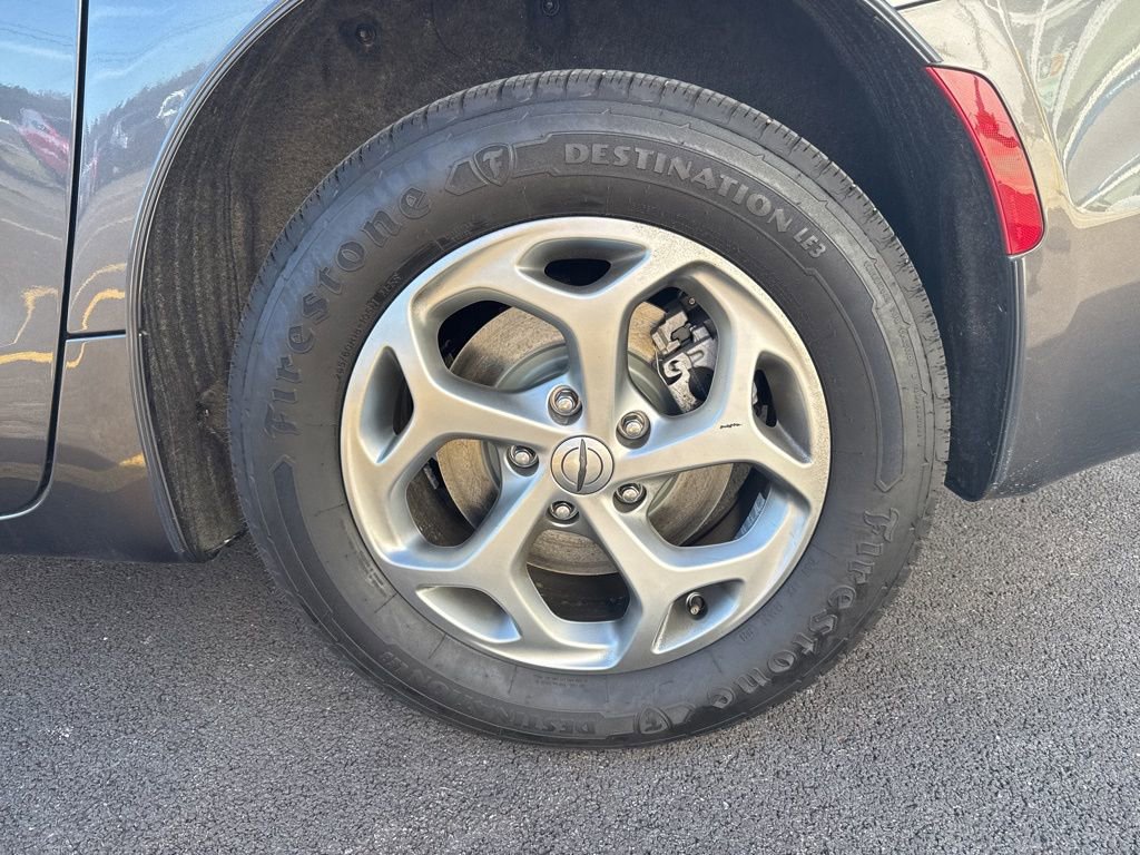 Used 2022 Chrysler Pacifica Limited w/ Uconnect Theater Family Group image 11