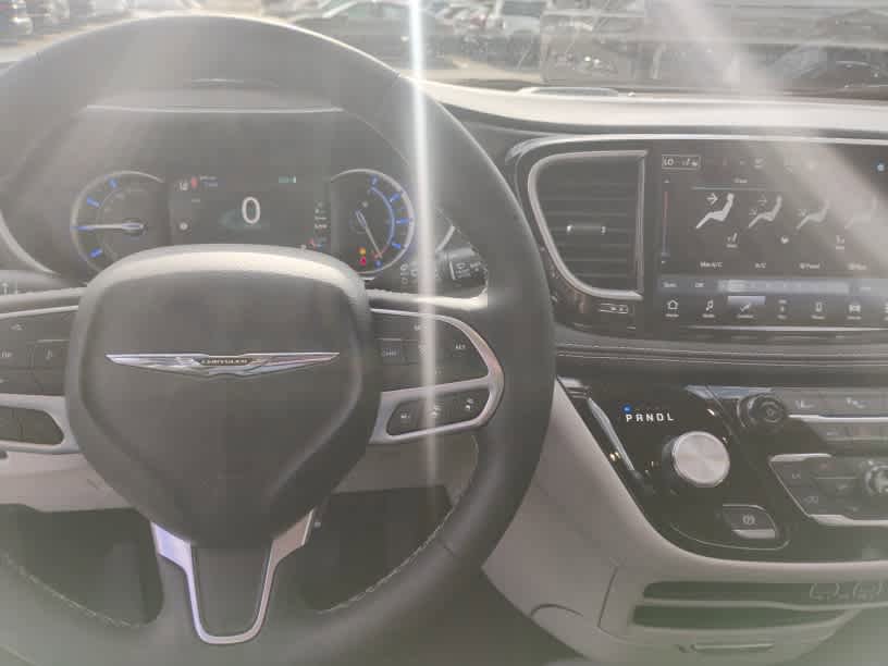 Used 2024 Chrysler Pacifica Select image 9