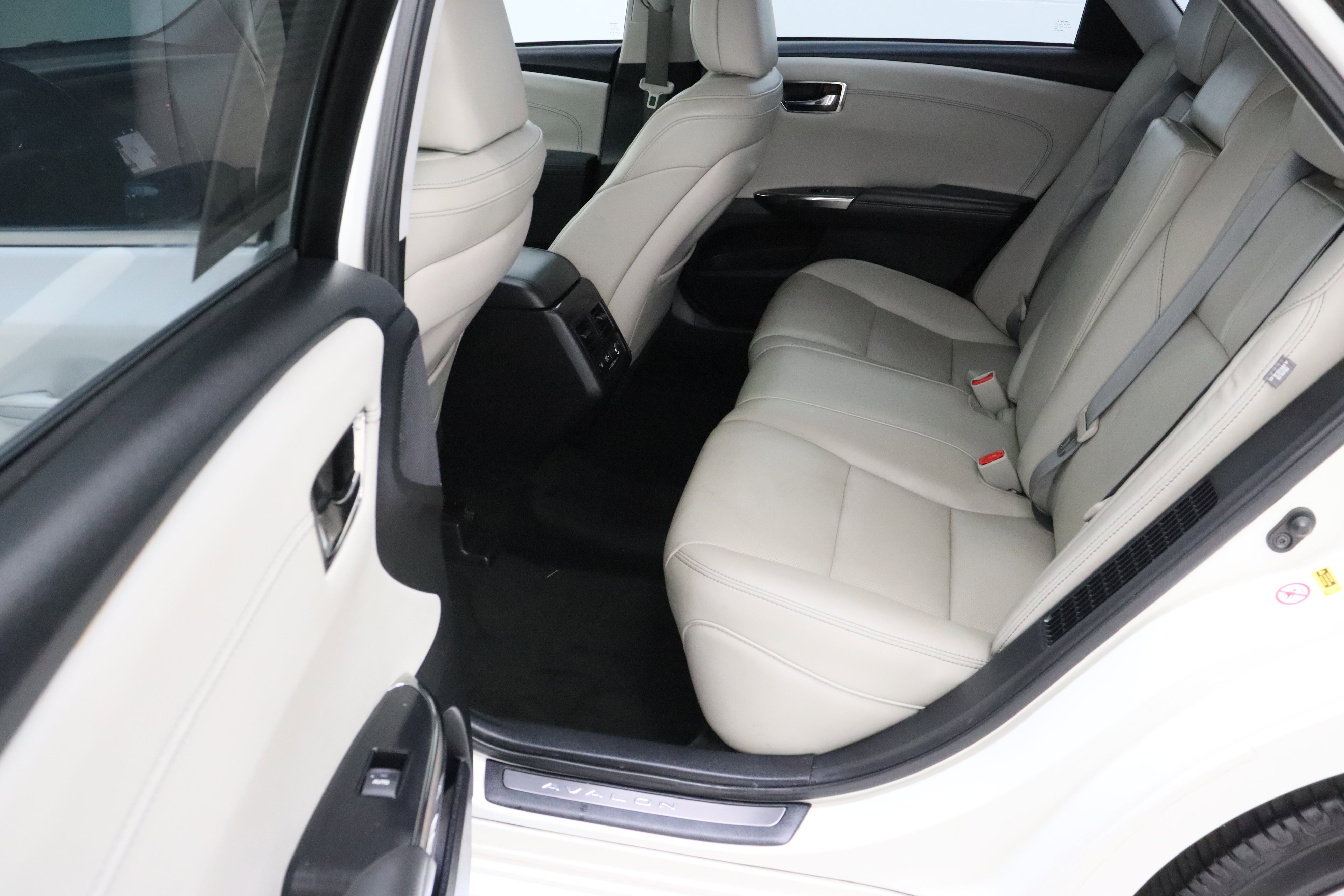 Used 2018 Toyota Avalon Limited FWD image 32