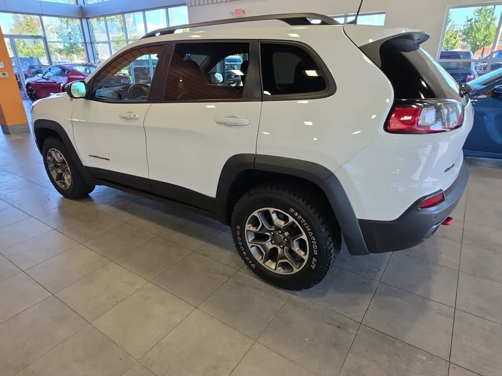 Used 2020 Jeep Cherokee Trailhawk w/ Cold Weather Group AWD/4WD image 11