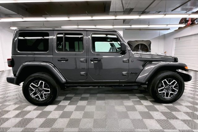Used 2026 Jeep Wrangler Unlimited Sahara AWD/4WD image 16