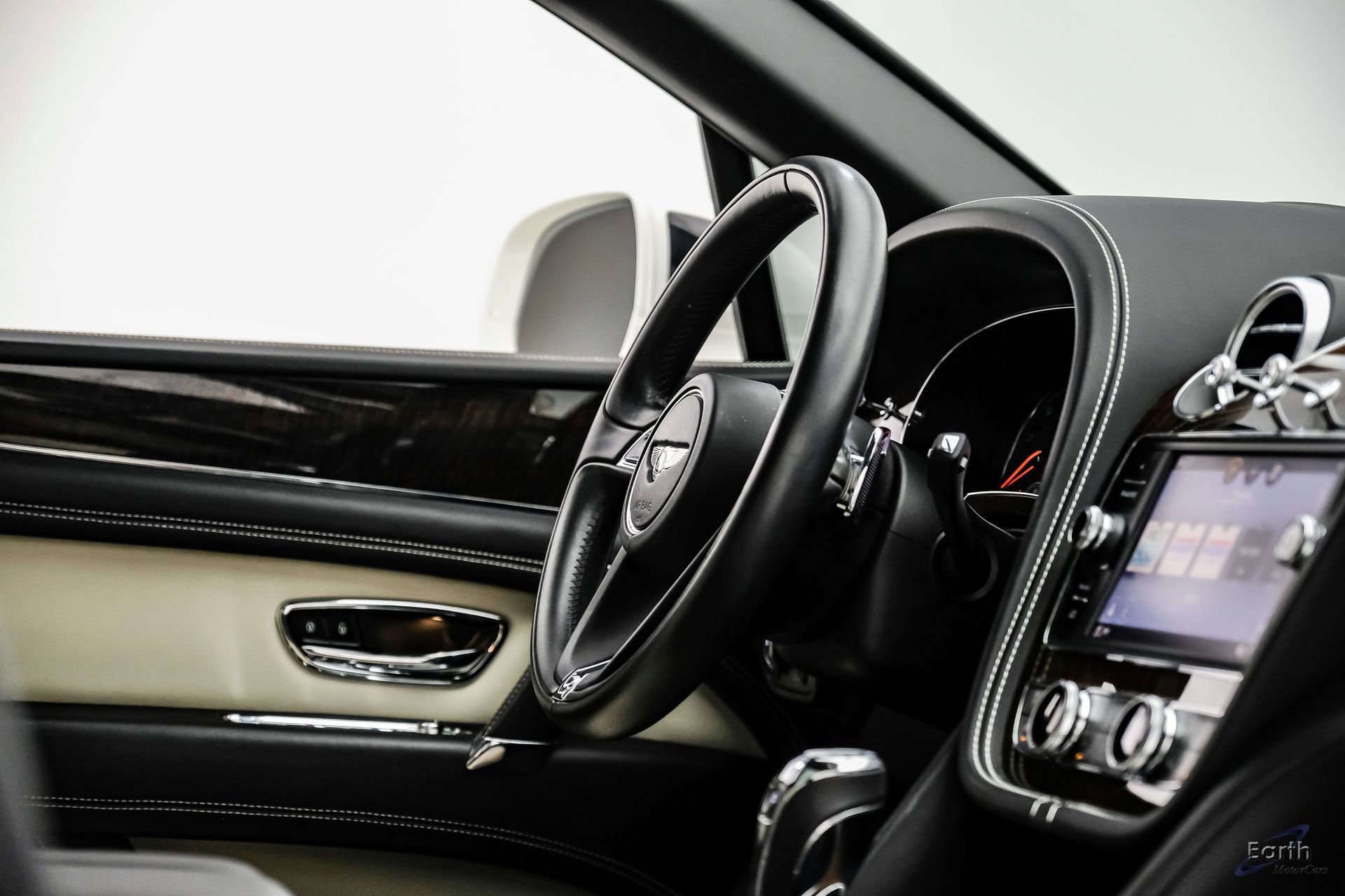 Used 2019 Bentley Bentayga image 51