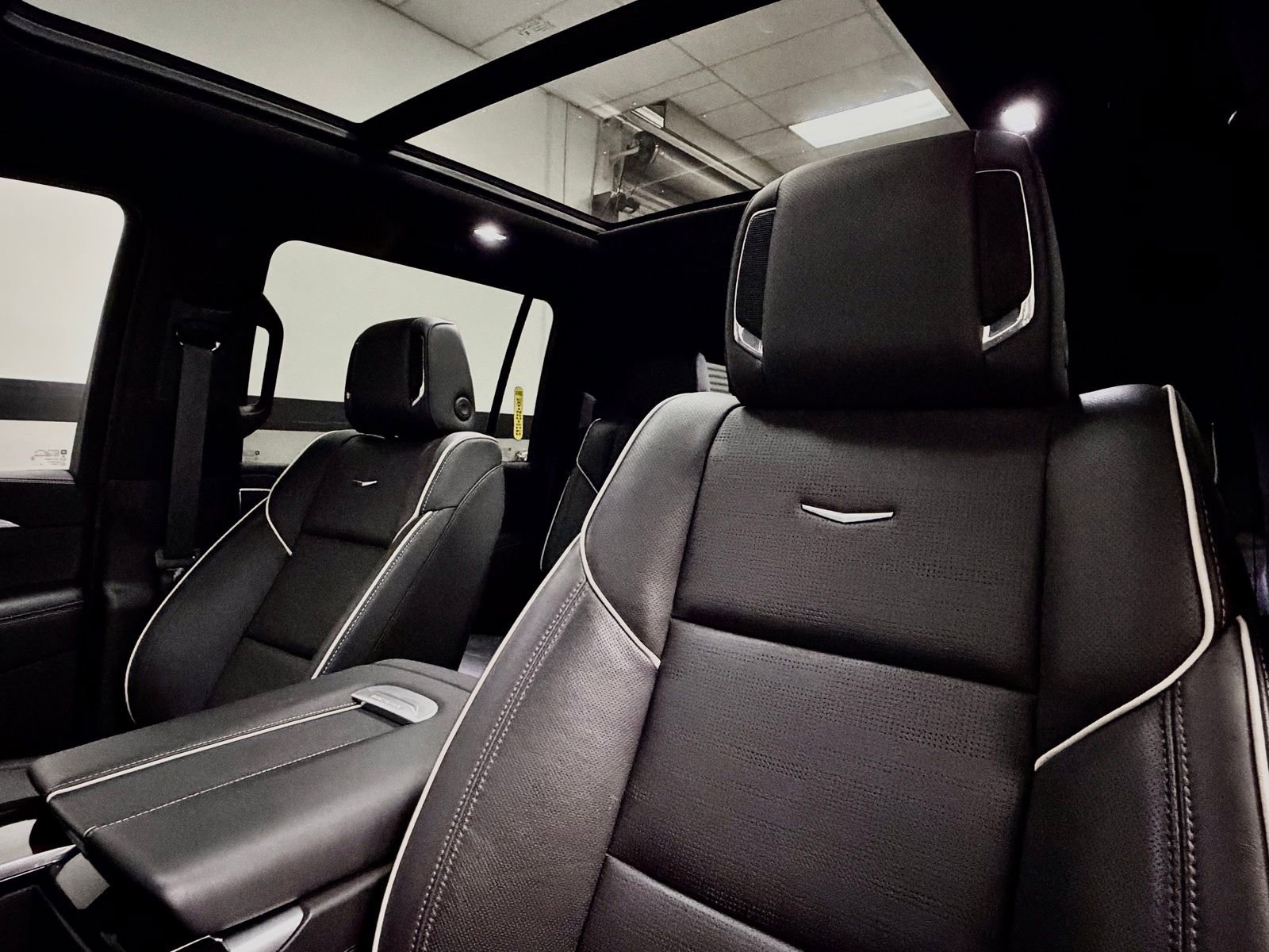 Used 2025 Cadillac Escalade ESV Premium Luxury image 23