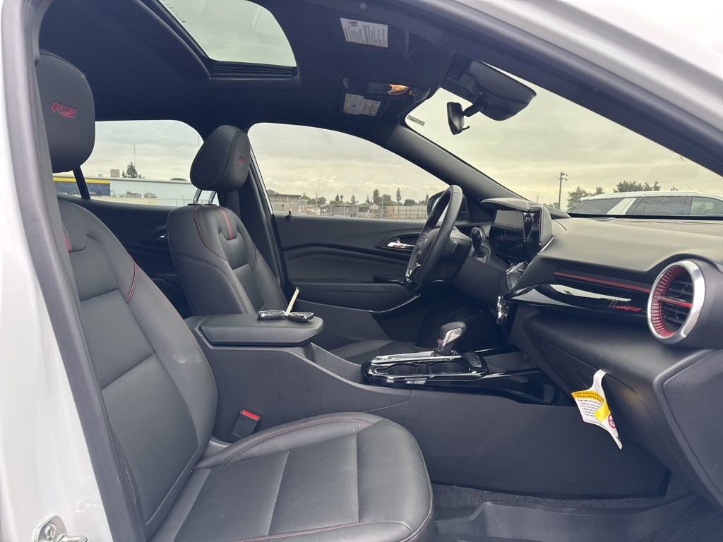 Certified 2025 Chevrolet Trax RS w/ Sunroof Package FWD image 9
