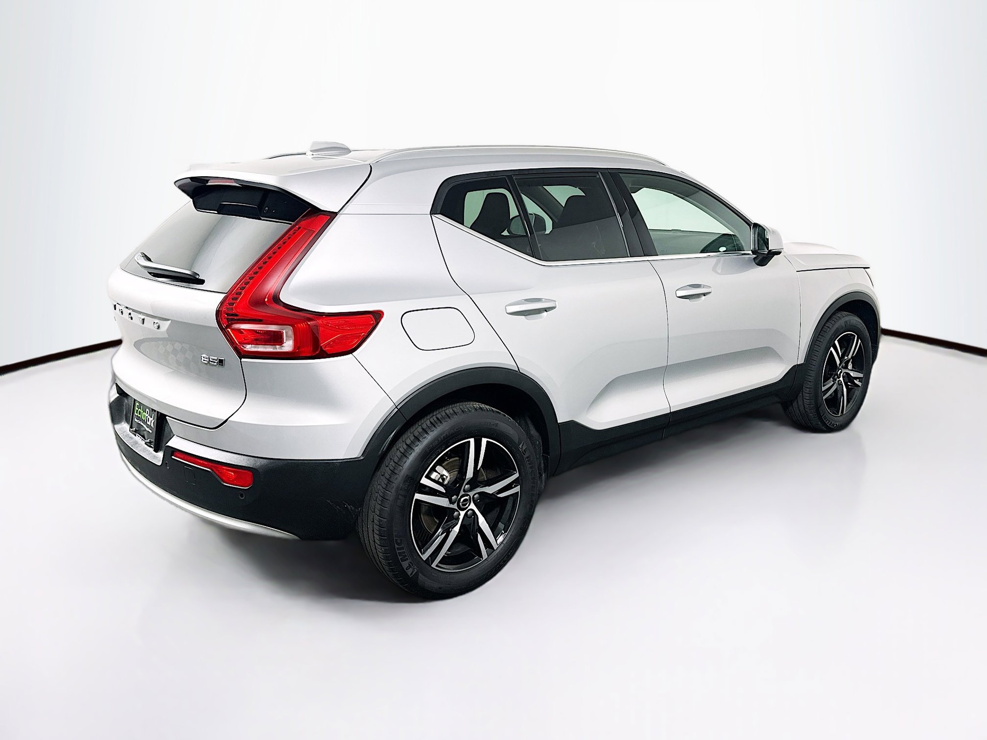 Used 2025 Volvo XC40 B5 Core image 9