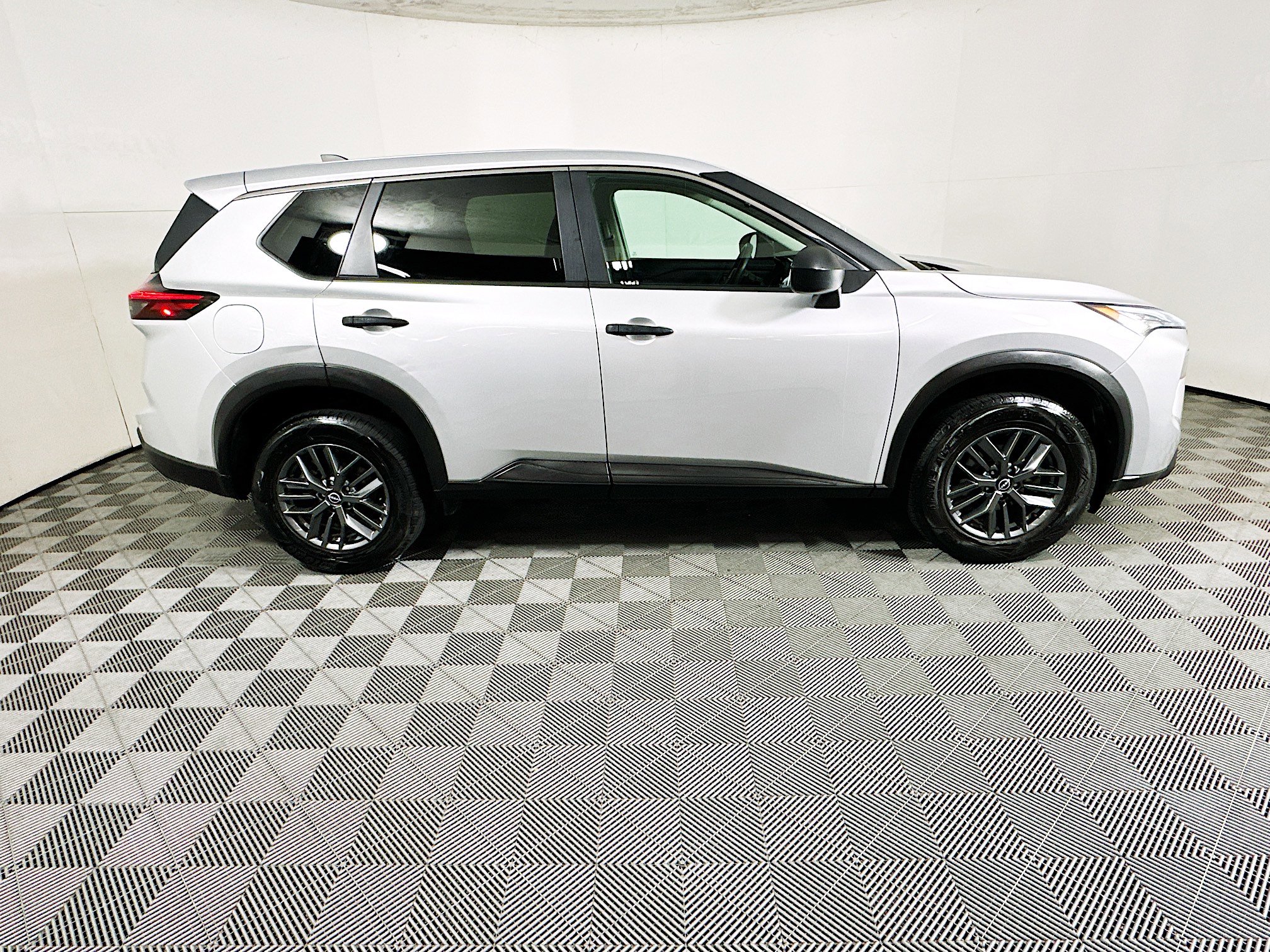 Used 2024 Nissan Rogue S image 2