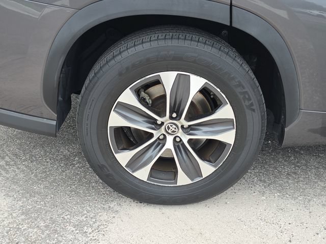 Used 2022 Toyota Highlander XLE FWD image 5