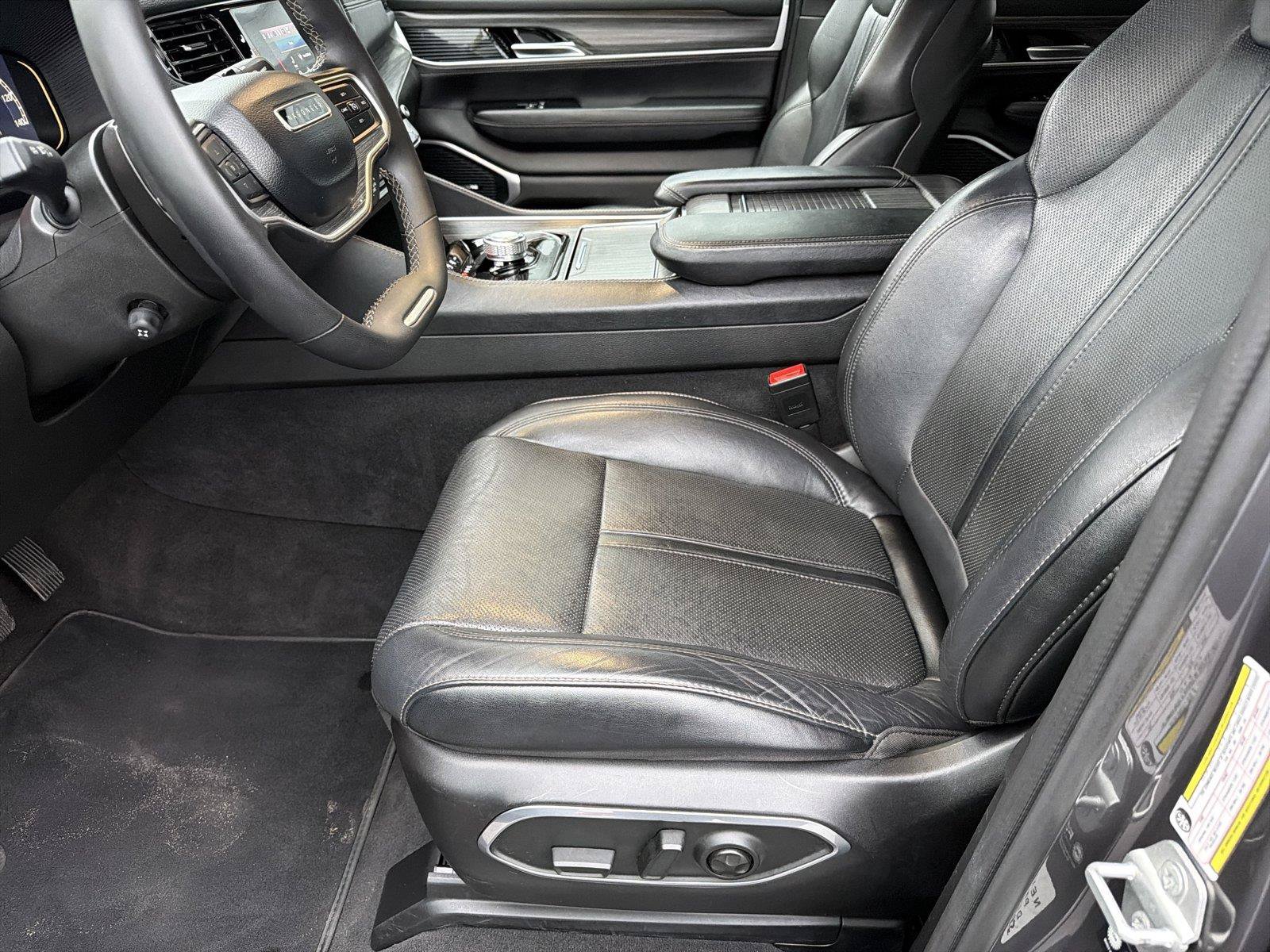 Used 2024 Jeep Wagoneer Series II w/ Flexible Seating Group RWD image 8